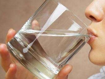 晨起饮水养生该喝盐水还是蜂蜜水？